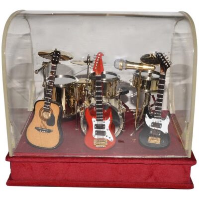 MINIATURA MUSICAL BATERIA TRES GUITARRA EN URNA